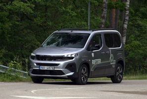 Auto ziņas: izmēģinājuma brauciens ar jauno "Peugeot Rifter", kas aprīkots ar Latvijā resti sastopamu "ekstru"