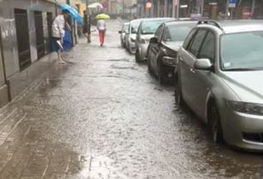 Lietus radītās peļķes Rīgā  gājējiem apgrūtina pārvietošanos