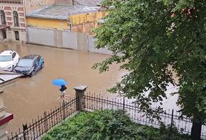 Rīgā pēc lietus applūdušas ielas