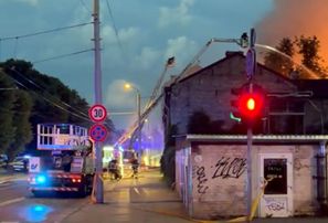 Ugunsdzēsēji Rīgā, Jāņa Asara ielā cīnās ar liesmām