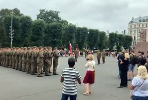 Jaunie karavīri dod zvērestu Brīvības pieminekļa pakājē
