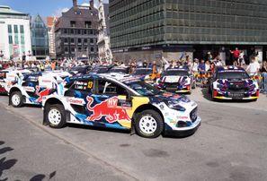 Jaudīgie WRC rallija auto gar Brīvības pieminekli traucas uz Biķernieku trasi