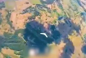 Unikāli kadri, kurā ukraiņu robežsargi gaisā iznīcina okupantu "Zala" dronu