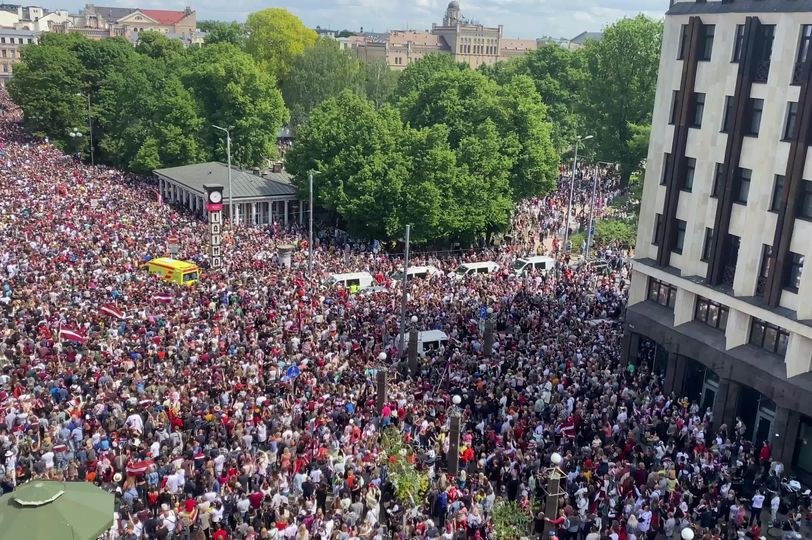 Десятки тысяч людей собрались у памятника Свободы для встречи сборной Латвии по хоккею