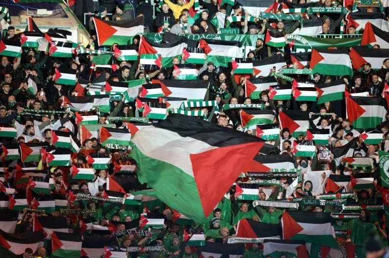 Glāzgovas "Celtic" fani izkar palestīniešu karogus