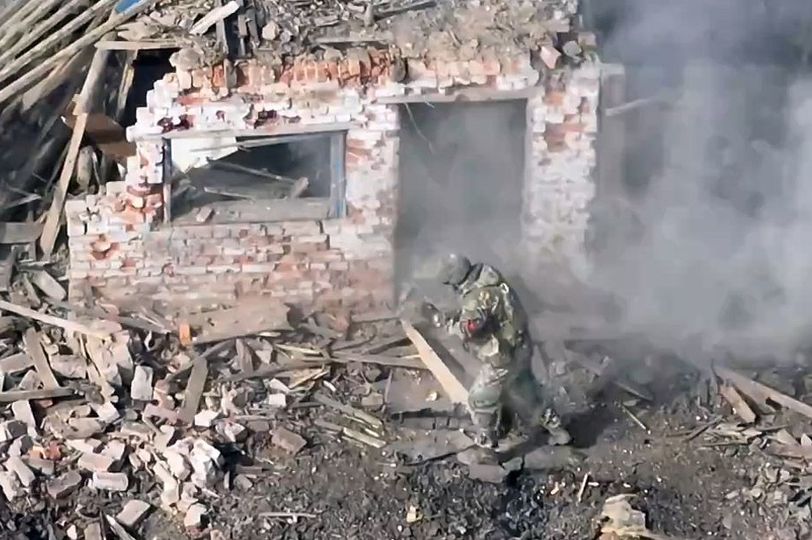 Ukraiņi ar FPV dronu ietriecas okupantu slēptuvē