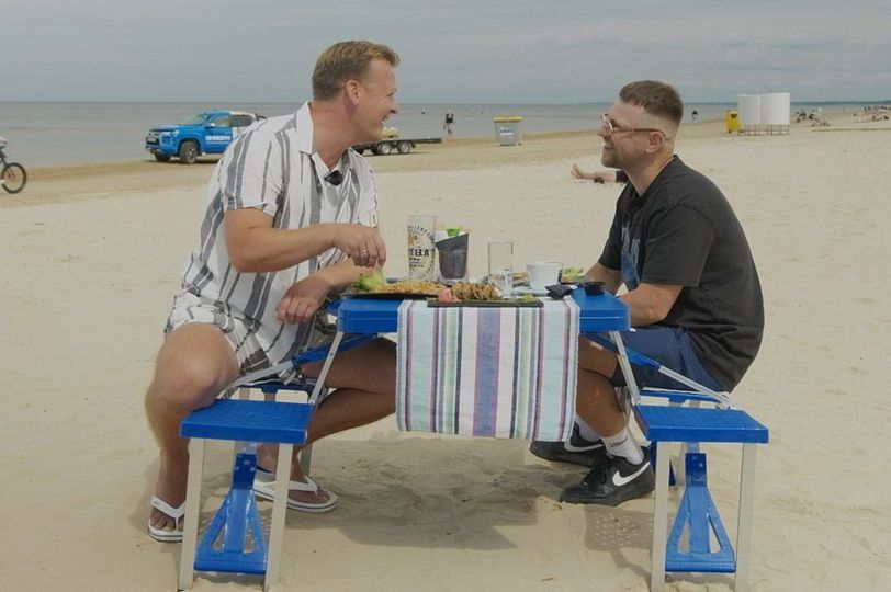 Vietējie gurmani, hiphopa mākslinieks Ozols un aktieris Rihards Lepers, slepeni pusdieno kādā pludmales kafejnīcā Jūrmalā